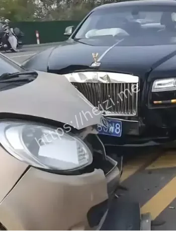 老头乐逆行撞劳斯莱斯